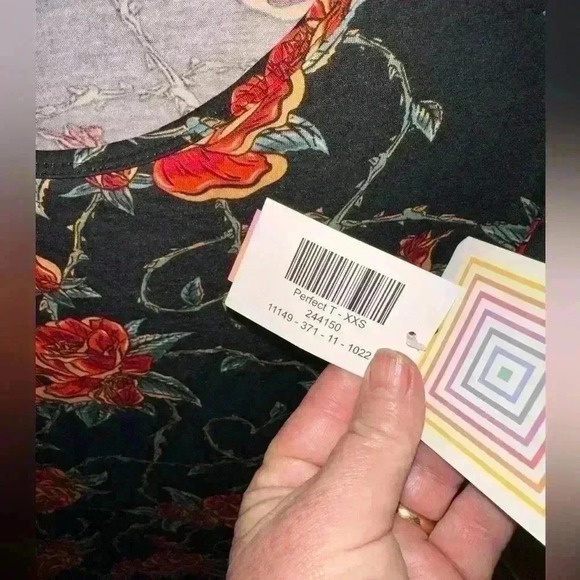 Lularoe XXS  red rose & thorn of hearts‎ Perfect T. NWT - Picture 4 of 7